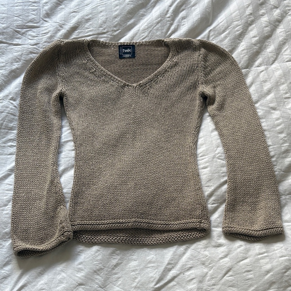 Twik Women's V-Neck Sweater in Taupe